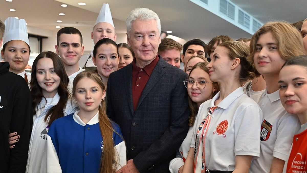 Мэр Москвы Сергей Собянин вместе со студентами столичных колледжей во время посещения ресторана «Встреча друзей» на Воробьевых горах