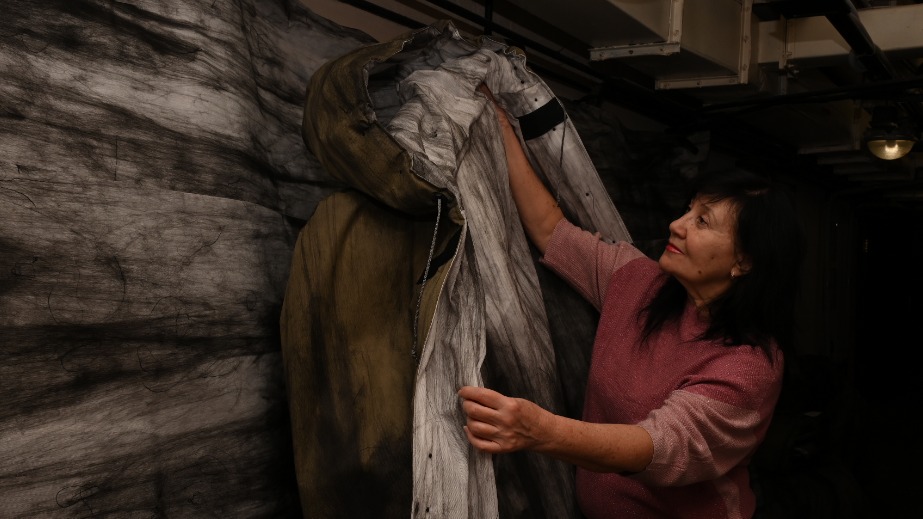 Волонтер организации «Русский снайпер» Татьяна Князева проверяет на прочность плащ с защитой от тепловизоров. К зиме активисты изменили технологию производства, добавив несколько слоев специального материала, позволяющего скрыть тепловой след человека