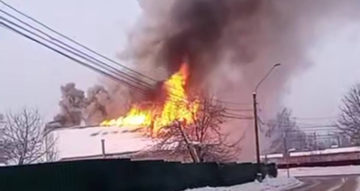 Мощный пожар произошел в подмосковном поселке Глебовский