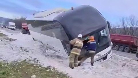 Более 20 человек оказались заблокированы в автобусе из-за ДТП в Новороссийске