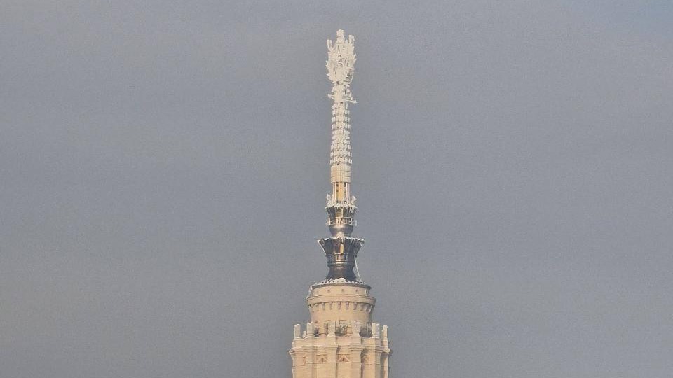 Шпиль главного здания МГУ покрылся льдом из-за морозов