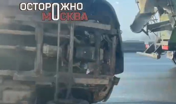 «Газель» перевернулась после столкновения на МКАД