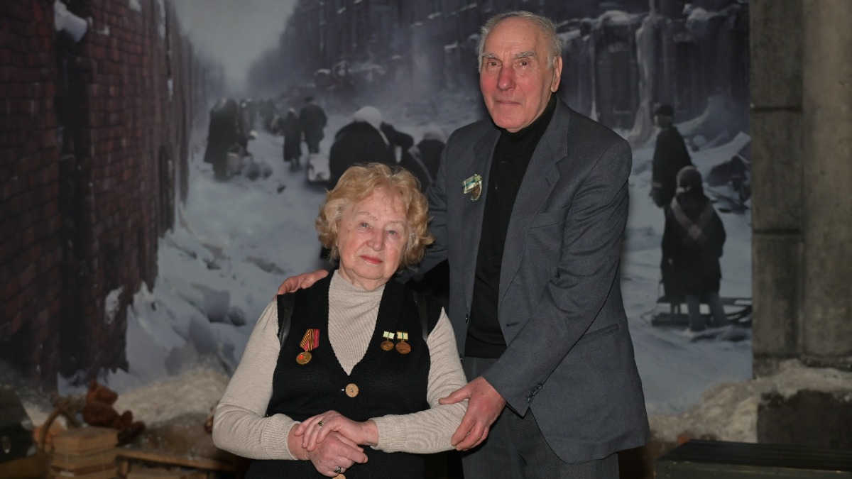 Дети блокадного Ленинграда Ирина Дубровина и Леонид Энкин осматривают обновленную диораму военного Ленинграда во время экскурсии по экспозиции «Путь к Победе» в рамках встречи накануне дня полного снятия блокады Ленинграда