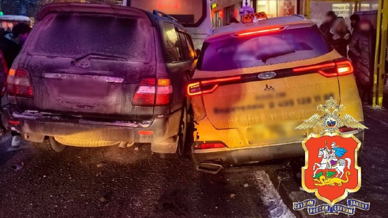 Такси после аварии вылетело на автобусную остановку в Солнечногорске