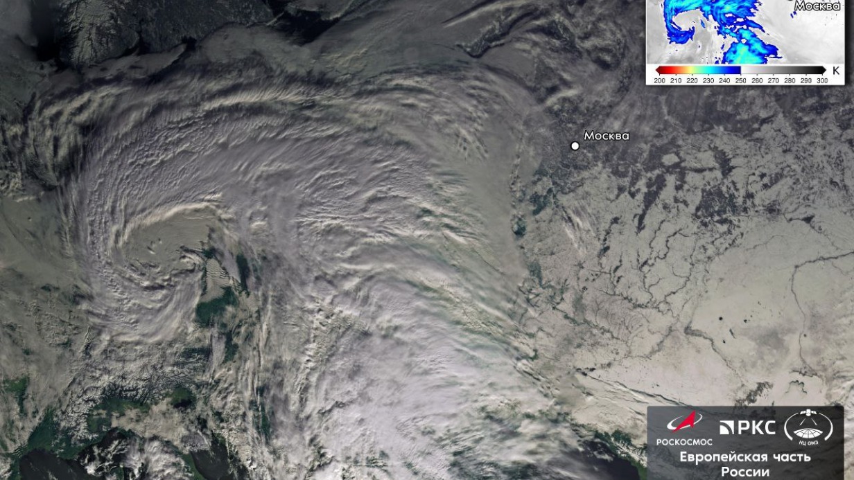 Роскосмос показал, как выглядит из космоса двигающийся к Москве циклон