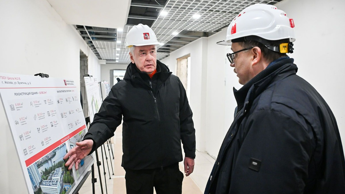 Мэр Москвы Сергей Собянин обсуждает ход реконструкции школы № 218 с директором образовательного учреждения Константином Кочетковым