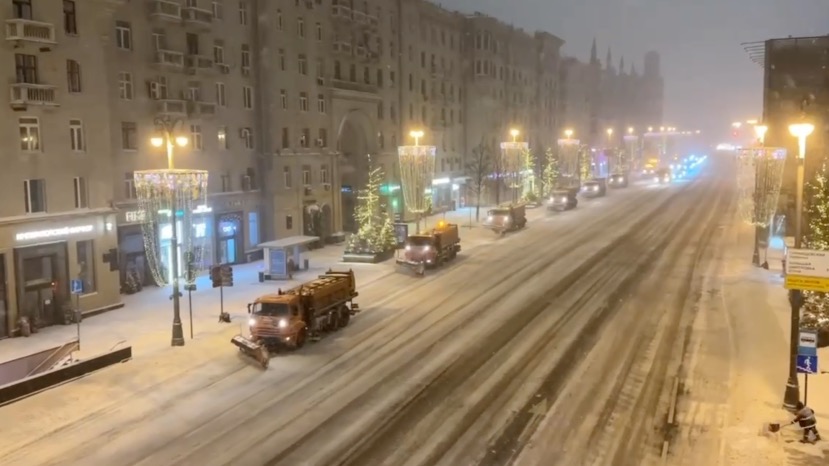 Городские службы ликвидируют последствия мощного снегопада в Москве