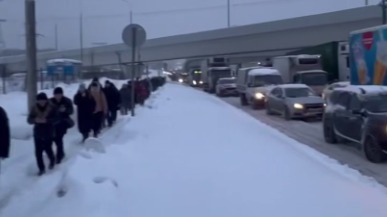 Пассажиры вышли из автобусов на Калужском шоссе из-за снегопада