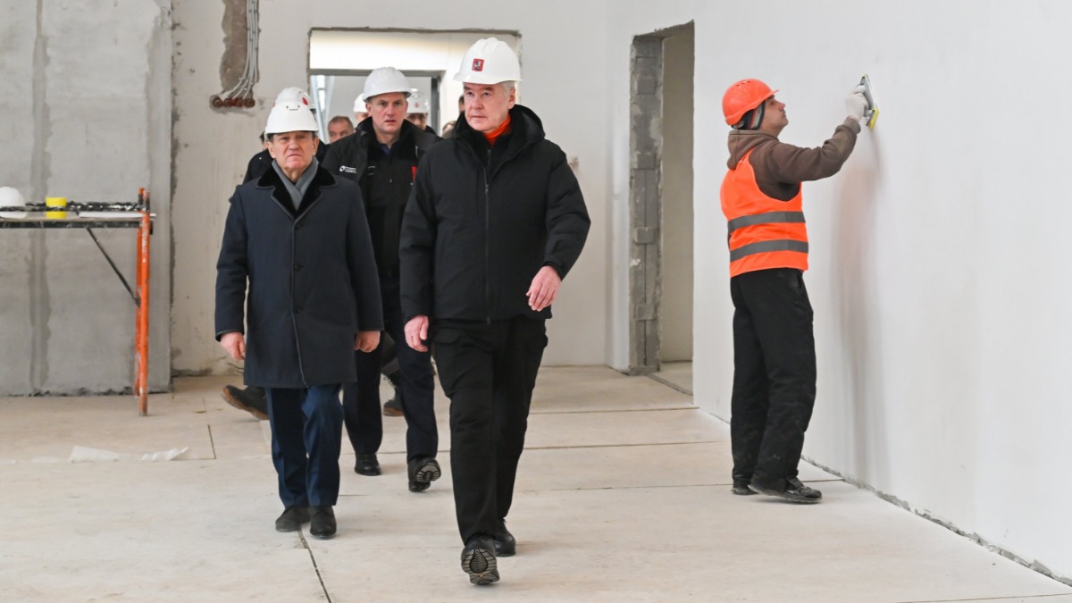 Сергей Собянин и заммэра по вопросам ЖКХ и благоустройства Петр Бирюков в здании школы № 218