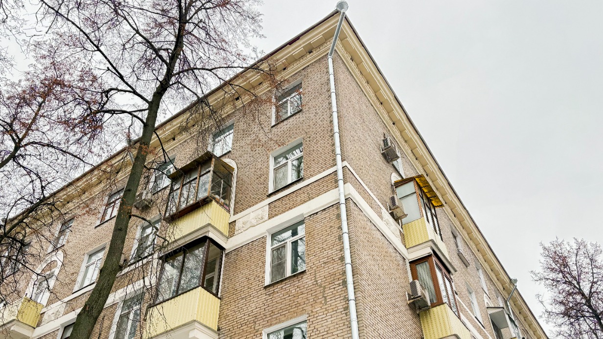 В районе Котловка привели в порядок кирпичный жилой дом 1954 года постройки 