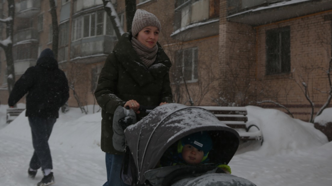 Москвичка Юлия Михайлова на прогулке с сыном Яковом у станции Московского центрального кольца «Коптево»