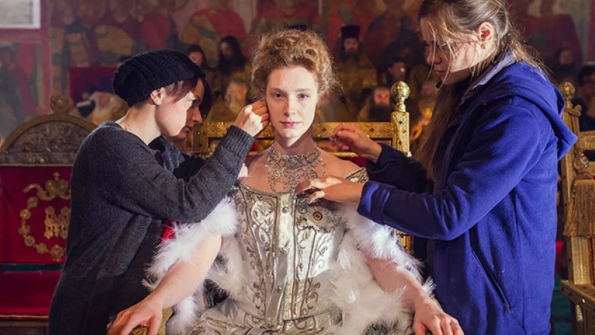 Какие уникальные предметы реквизита хранятся в центре «Жар-птица»