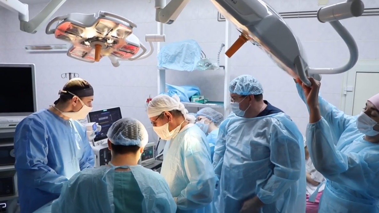 Кемеровские врачи удалили мальчику редкую грыжу длиной 50 сантиметров