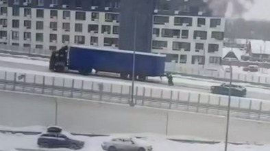 Сотрудник ГАИ толкал фуру в гору в подмосковном Реутове