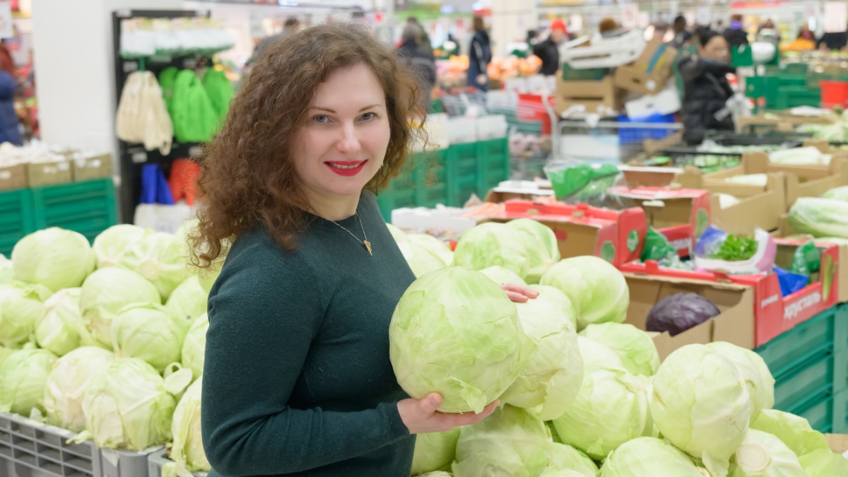 Домохозяйка Василиса Лопушинская выбирает капусту в одном из столичных магазинов