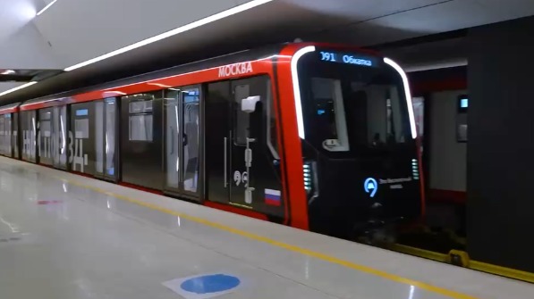 Первый в России беспилотный поезд начнет перевозить пассажиров метро в 2027 году