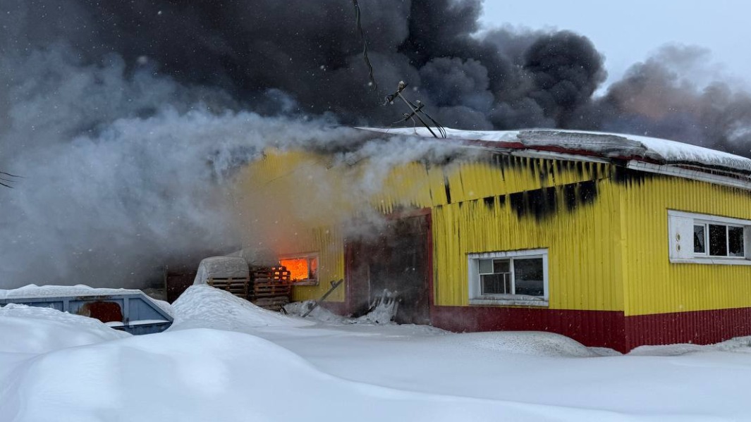Пластиколитейный цех загорелся в подмосковной деревне Духанино