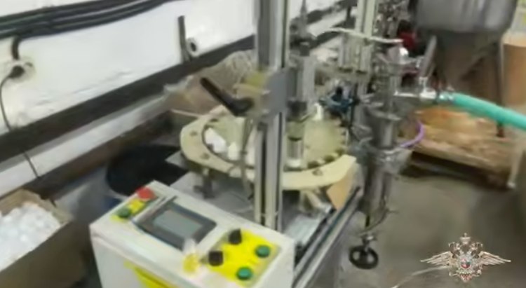 Силовики накрыли цех по производству жидкости для электронных сигарет в Москве