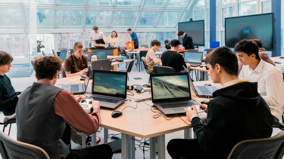 Из школы — в конструкторское бюро: как в столице обучают будущих авиаинженеров