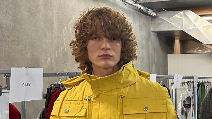 Манекенщик Вячеслав Никитин в плаще из новой мужской коллекции осень-зима Prada на Неделе моды в Милане