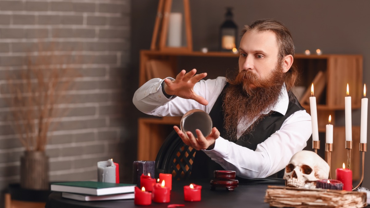 Рассчитывая на доверчивость и отчаяние клиента, экстрасенсы часто объясняют жизненные неурядицы сглазом и предлагают «снять проклятье» за отдельную плату