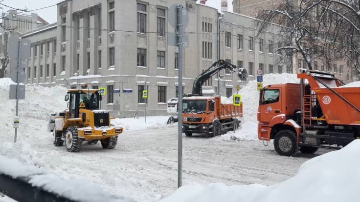 Четырехметровую снежную дюну оградили на Миусской площади