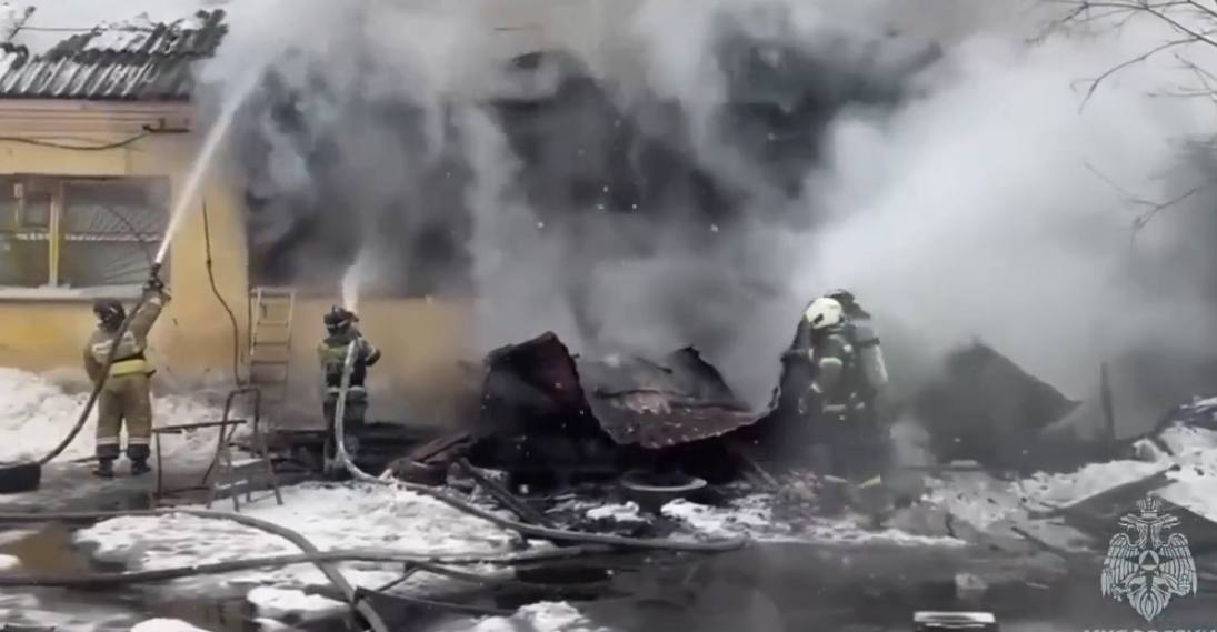 Конюшня загорелась в подмосковных Горках Ленинских