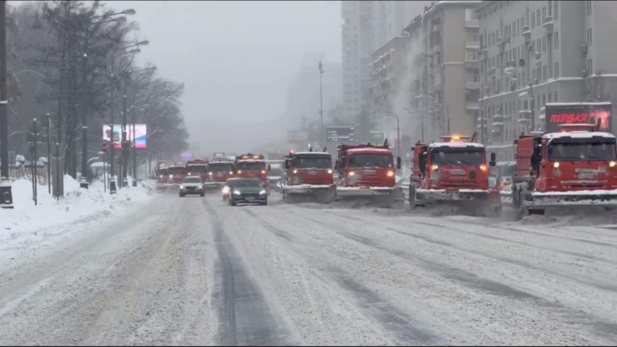 Тягачи ЦОДД пригнали для помощи забуксовавшим на МКАД грузовикам