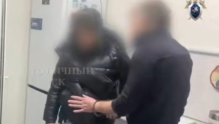 СК попросит арестовать мужчину, пытавшегося зарезать жену и сына в Москве
