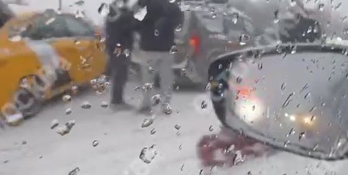 СМИ: Один человек пострадал в ДТП с такси на юго-западе Москвы