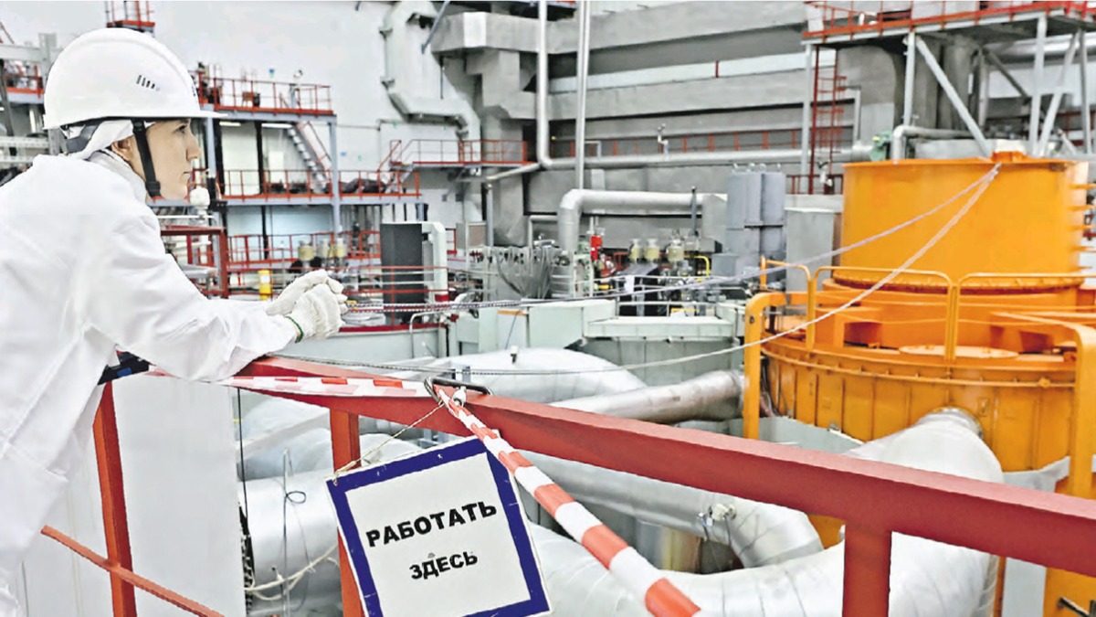 Сотрудник Белоярской АЭС, расположенной в Свердловской области, в реакторном зале четвертого энергоблока. Там находится новый «быстрый» реактор БН-800. Он работает на топливе, состоящем из отходов обогатительных производств