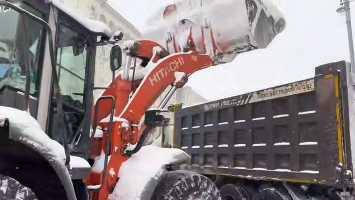 Работы по вывозу снега активно ведутся в Москве