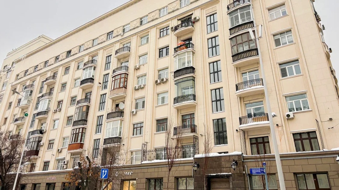 В историческом жилом доме в районе Басманный завершили замену всего лифтового оборудования с расширением дверных проемов