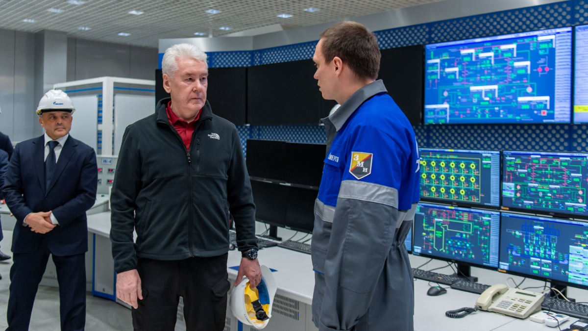 Мэр Москвы Сергей Собянин осматривает модернизируемую ТЭЦ-23 в районе Метрогородок. Сегодня, чтобы согреть москвичей, ежегодно требуется около 80 миллионов гигакалорий. Столько же потребляют некоторые государства