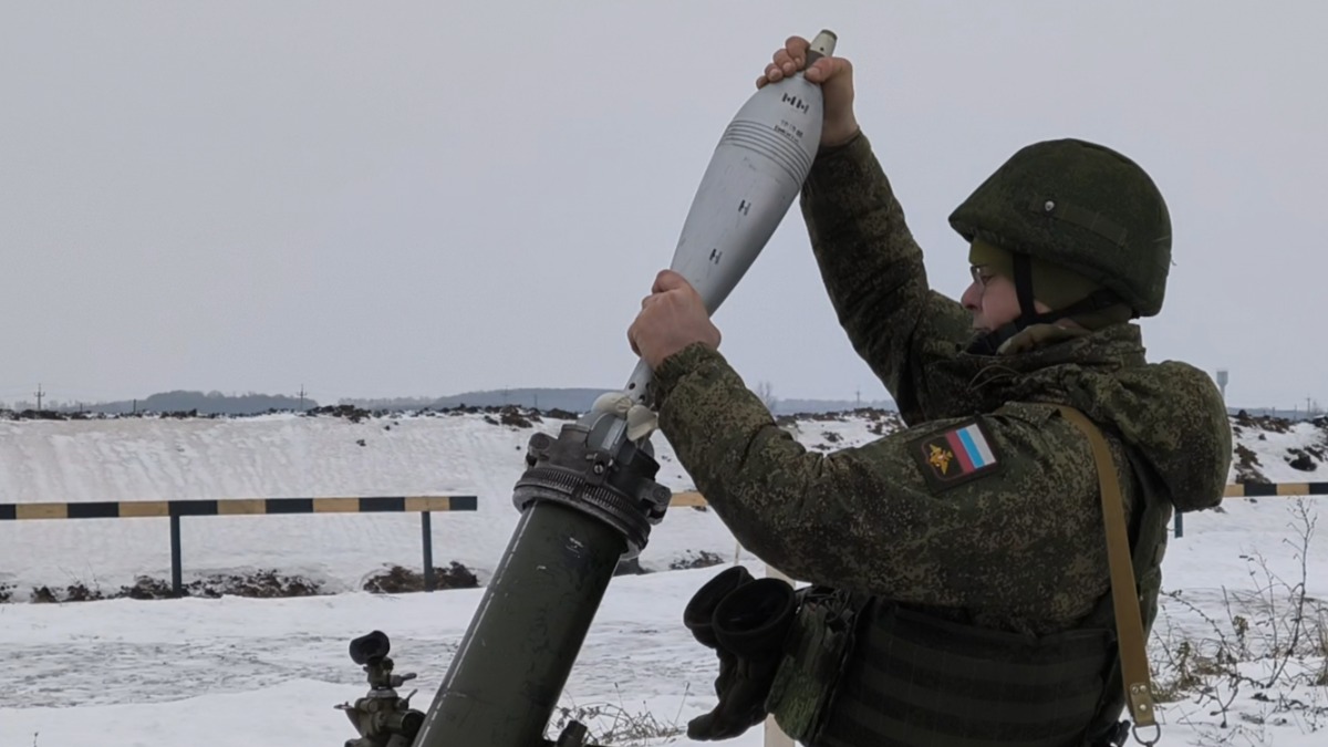 Номер расчета 120-миллиметрового миномета отрабатывает точность на полигоне