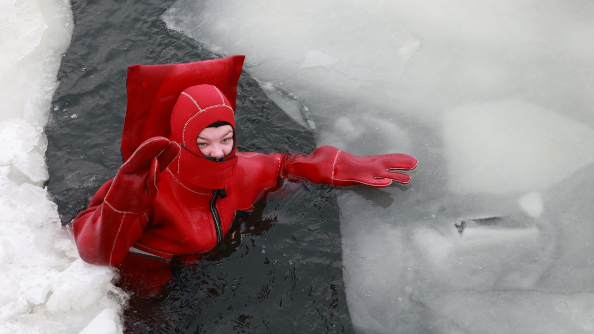 Корреспондент «Вечерней Москвы» Анастасия Старостина в специальном гидрокостюме пробует айс-флоатинг — плавание в ледяной воде