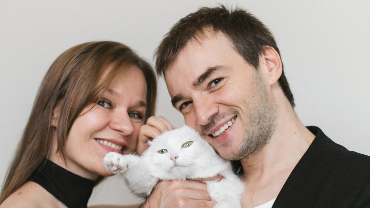 Юлия Корсик и Илья Иванов со своей кошкой Софой, которая стала популярна в соцсетях