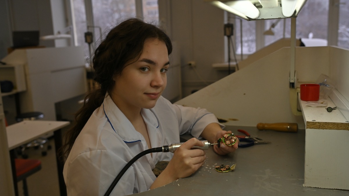 Студентка 2-го курса направления «Ювелир» Колледжа имени Овчинникова Варвара Юдина работает над созданием сережек из металла, фианитов и эмали