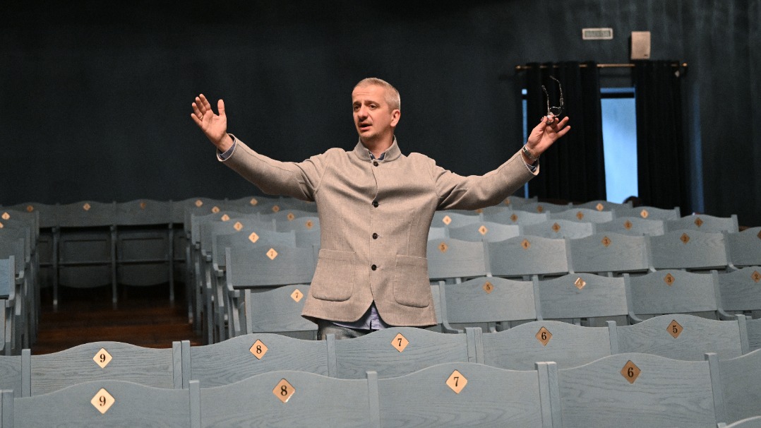 Художественный руководитель Московского драматического театра на Малой Бронной Константин Богомолов отвечает на вопросы журналистов во время пресс-подхода в отреставрированном зрительном зале театра