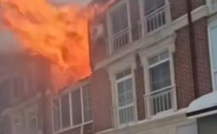 Трехэтажный таунхаус вспыхнул в коттеджном поселке в Новой Москве