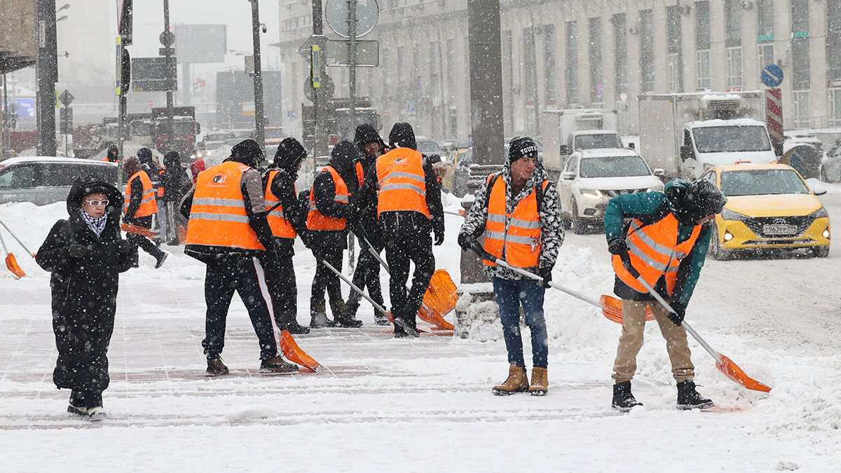 Коммунальные службы Москвы работают в усиленном режиме из-за снегопада