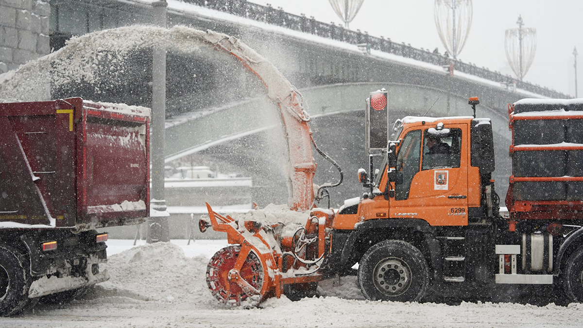 Столичные службы ликвидируют последствия непогоды в круглосуточном режиме