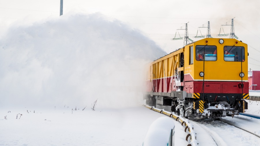 Специальные вагоны с щетками могут очистить снежнее завалы высотой более полуметра