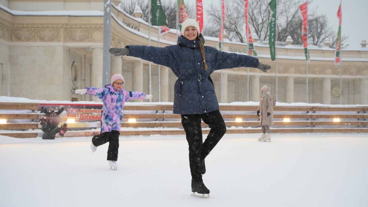 Тренер по хоккею Оксана Марьина и 7-летняя Полина Иванова
