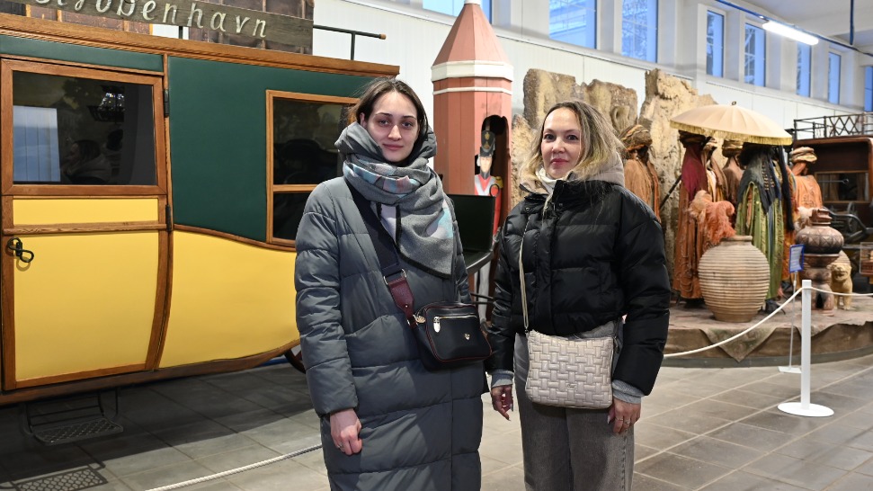 Посетители экскурсии киноконцерна «Мосфильм» Александра Сайфутдинова и Татьяна Кондратюк