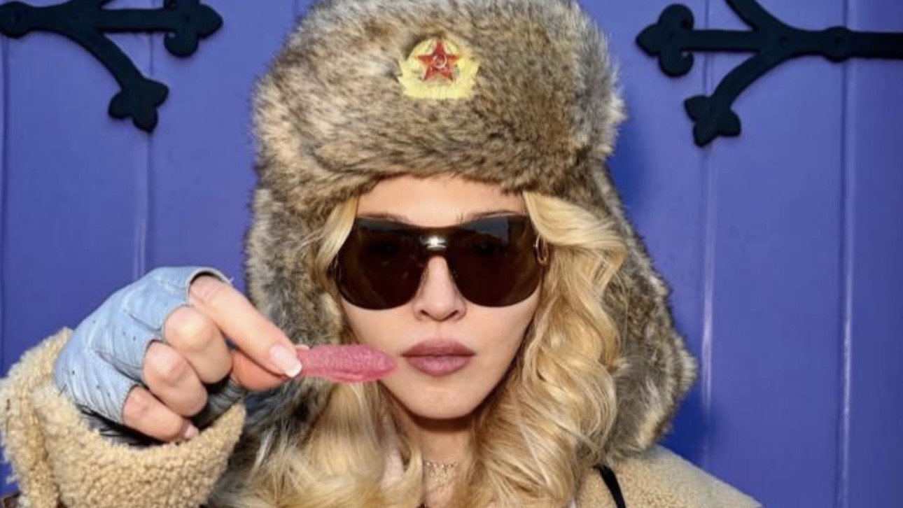 Украинцы устроили травлю Мадонны в Сети за фотографию в шапке-ушанке со звездой