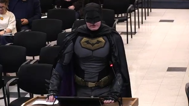 Неизвестный в костюме Бэтмена устроил скандал на заседании совета в Калифорнии