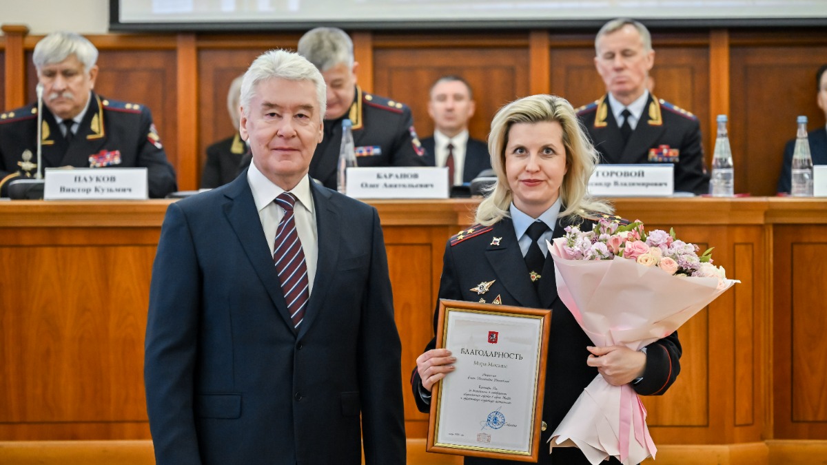 Мэр Москвы Сергей Собянин вручает благодарность заместителю начальника Штаба ГУ МВД России по городу Москве — начальнику инспекции Елене Данилкиной