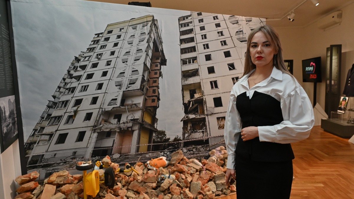 Специалист по экспозиционной и выставочной деятельности музея-заповедника «Прохоровское поле» Тамара Рязанова показывает снимок с места трагедии, произошедшей на улице Щорса в Белгороде. Туда сразу прибыли медики, проводившие пациентам под завалами ингаляции кислородом