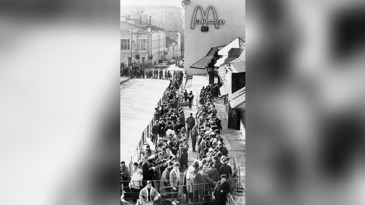 Очередь у входа в первый «Макдоналдс» в Москве в день его открытия